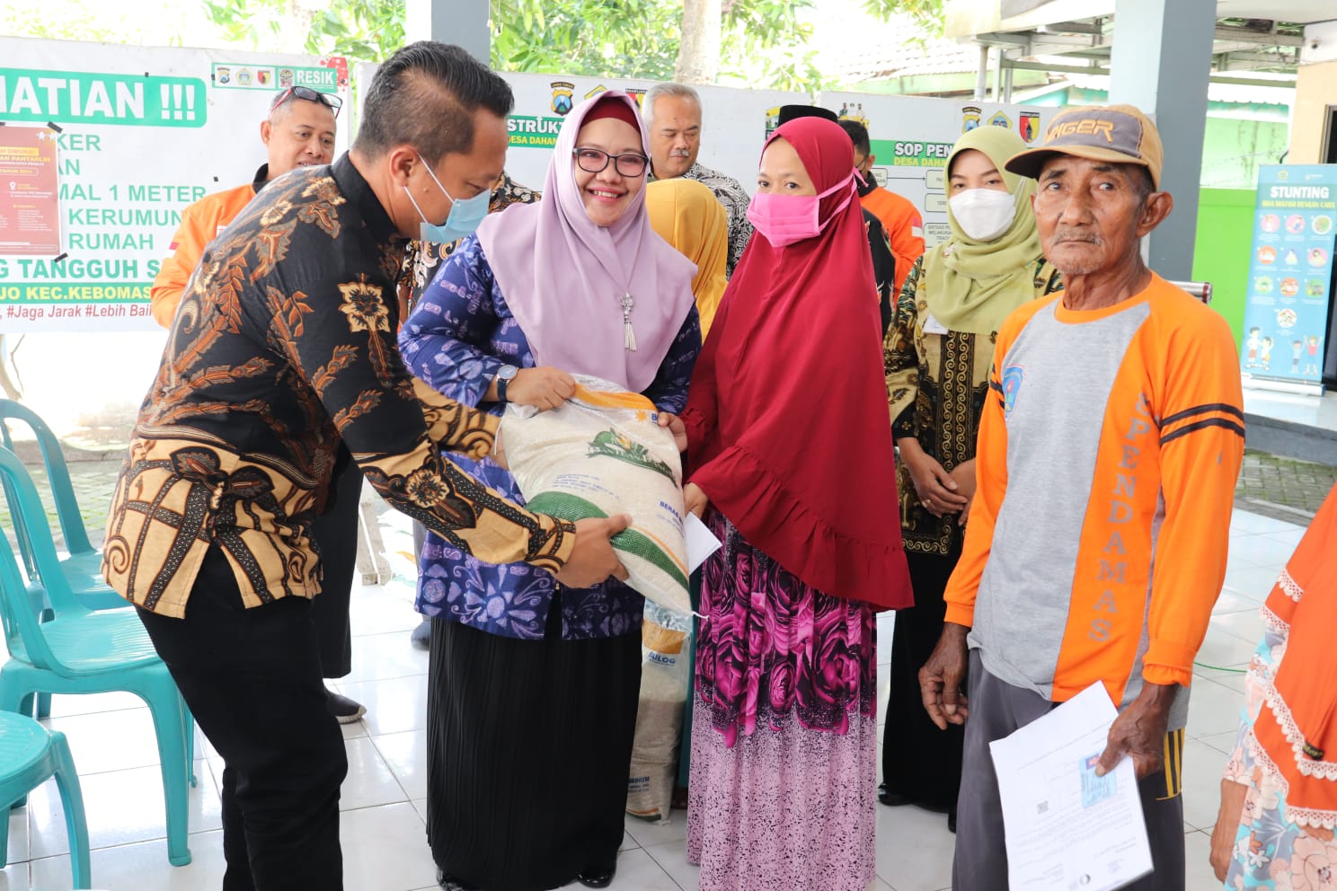 Wabup Gresik Serahkan Bantuan Pangan Perdana Cadangan Pemerintah